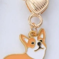 Colgante de perro Corgi de esmalte dorado con conector de metal en forma de corazón - Corgi Amarillo Cierre Corazón