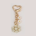 Floral heart keychain with golden heart clasp and white 3D daisy flower charms - White 3D Flower