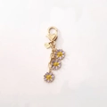 Porte-clés doré avec trois breloques marguerites en émail violet et strass étincelants - Marguerite Sauvage / Marguerite Violette Avec Centre Jaune