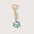 Blue hydrangea floral keychain with daisy charms and golden heart-shaped clasp - Hydrangea String