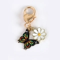 Porte-clés doré avec fermoir cœur, pendentif papillon coloré et fleur de marguerite - Papillon Coloré