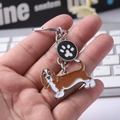 Vue détaillée d'un porte-clés Basset Hound en métal avec charm empreinte de patte - Basset Hound Brun avec Patte