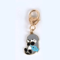Metall Schlüsselanhänger mit Seeotter Motiv, goldenem Herz-Verschluss und blauem Fisch - Seal with Fish