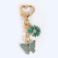 Llavero de corazón dorado con dijes esmaltados de margarita verde y mariposa - Mariposa Margarita Verde