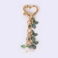 Porte-clés cœur doré avec des papillons verts et des fleurs de muguet blanc élégantes - Papillon Vert