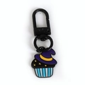 Portachiavi di Halloween con ciondolo cupcake fantasma e moschettone nero metallizzato - Cupcake con Cappello