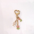 Llavero de tulipán rosa y mariposa con cierre de corazón para bolsos y fundas de móvil - Cadena de Flores de Tulipán