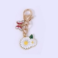 Porte-clés marguerite et papillon avec fermoir cœur doré et fleurs en émail blanc - Double Marguerite Blanche