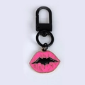Rosa Lippen-Schlüsselanhänger mit schwarzem Fledermaus-Motiv für Halloween-Taschen - Lippen mit Fledermausmuster