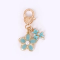 Porte-clés fleur de cerisier doré avec pétales bleus et fermoir en forme de cœur - Bleu clair