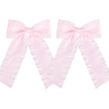 Detail van lichtroze satijnen haarstrikken met verfijnde geplooide ruchesranden - Roze
