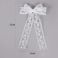 Dettaglio fiocco per capelli in pizzo bianco con nastri, dimensioni 23cm per 14cm - Stile Lungo in Pizzo Bianco (23cm)