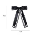 Dettaglio del fiocco per capelli in pizzo nero multistrato con misure 18cm e 14cm - Stile Corto in Pizzo con Bordo in Raso Nero (18cm)