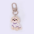 Portachiavi cane in acrilico con maglione viola e gancio in metallo pastello - Teddy Bianco