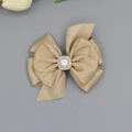 Dettaglio del fermaglio per capelli in raso champagne con perla quadrata e strass lucidi - Champagne