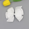 Detalle de un lazo para el pelo multicapa de cinta de falla blanca con diseño simétrico - Blanco