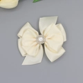 Eleganter Haarclip mit cremefarbener Satinschleife, Kunstperle und Strass - Beige