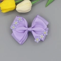 Detail der geschichteten lavendelfarbenen Ripsband-Schleife mit gestickten Gänseblümchen - Lila Besticktes Gänseblümchen Stil (04#)