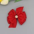Detail einer roten Satinschleife Haarspange mit zentraler Perlenblume und Strasssteinen - Rot