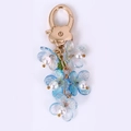 Llavero floral azul dulce con cierre de corazón dorado y dijes de acrílico perlado - Flor luminosa azul