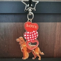 Golden Retriever Acryl Schlüsselanhänger mit roten Herzanhängern und Sternhaken - Brauner Golden Retriever Liebe