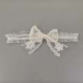 Détail du bandeau en dentelle blanche pour bébé avec broderies et nœud en satin doux - Nœud Dentelle Blanche Broderie Marguerite (08#)