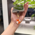 Portachiavi con volpe arancione in lega di zinco e chiusura a cuore su smartphone - Fibbia a Cuore Volpe Stella