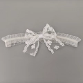 Détail d'un bandeau en dentelle florale blanche avec grand nœud et bordure à volants - Nœud Dentelle Fleurie Blanche Exquis (07#)