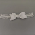 Gros plan détaillé du bandeau en dentelle blanche avec nœud élégant pour petites filles - Nœud Tissu Blanc Texturé (06#)