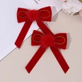 Detail van rode fluwelen haarstrikken met imitatiebontballen en feestelijke gouden stiksels - Rood / Rood