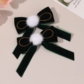 Elegante fluwelen haarstrikken met witte bontballen en goud borduursel set van twee clips - Donkergroen / Groen
