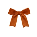 Détail d'un nœud papillon en velours caramel montrant la texture douce et les coutures - Café