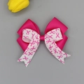 Detalle de lazo rosa multicapa con motivos de cinta y corte de cola de milano - Estilo Cinta Caridad Rosa Fucsia Blanco (06#)
