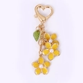 Portachiavi dorato con fiori smaltati gialli, perle e moschettone a forma di cuore - Grappolo Giallo