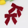 Détail de nœuds à cheveux en velours rouge avec strass brillants et rubans élégants - Rouge