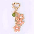 Portachiavi floreale rosa con foglie verdi e chiusura a cuore in metallo dorato - Grappolo Rosa
