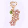 Portachiavi con fiori in smalto rosa, chiusura a cuore dorato e perle bianche decorative - Grappolo Viola