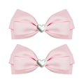 Dettaglio di fermagli per capelli in raso rosa con decorazione centrale a forma di cuore metallico - Rosa