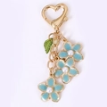 Portachiavi con fiori blu e chiusura a cuore dorata, smalto e perle eleganti - Grappolo Blu Chiaro