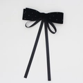 Detalle de pinza de pelo de lazo en terciopelo negro con pedrería y cintas largas finas - Negro