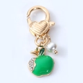 Grüner Emaille-Apfel-Schlüsselanhänger mit Herzverschluss, weißer Perle und Strass - Grüner Apfel Anhänger
