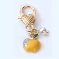 Gelber Apfel-Schlüsselanhänger mit Herzverschluss und weißer Perle aus Emaille - Gelber Apfel Anhänger