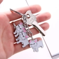 Portachiavi bulldog francese in metallo bianco con dettagli rosa e anello in argento - Stile Trio Pendente Bulldog Bianco