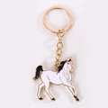 Porte-clés cheval double face doré avec détails en émail noir et blanc élégant - Cheval Blanc Courant Double Face