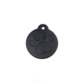 Vue détaillée de la médaille ronde noire pour chien avec gravure de patte d'animal - 31*35*1mm / Noir