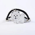 Detail van gevlochten touwarmband met witte bulldog-bedel en emaille decor - Witte Chow Chow