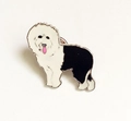 Vue macro détaillée d'une broche en émail de chien de berger avec des bords en métal poli - Style Bobtail