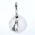 Détail d'un pompon en peluche avec pendentifs en métal de Border Collie et patte - Border collie