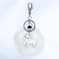 Détail du porte-clés pompon blanc avec patte de chien et charms émaillés de bouledogue - Bouledogue Blanc
