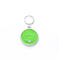 Dettaglio di una medaglietta per gatti in smalto verde con cuore rosa e base argento - 25mm / Verde